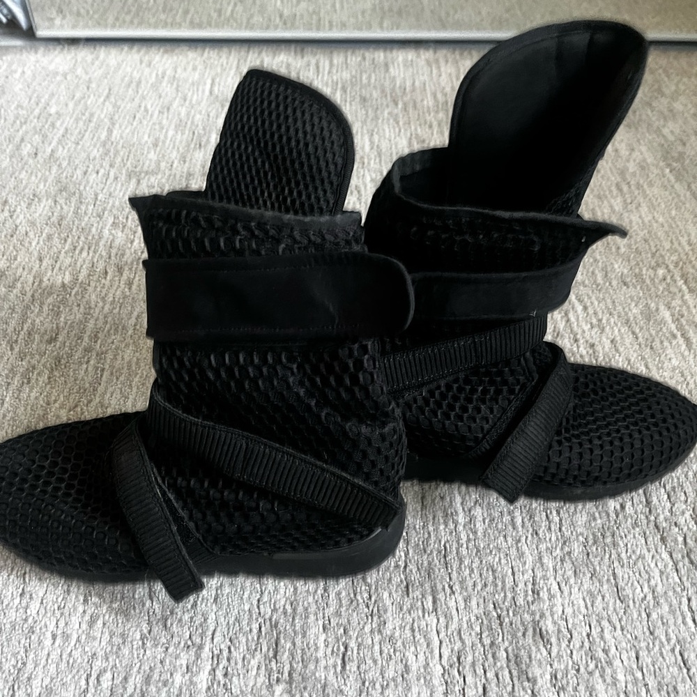 Demobaza, rare and discontinued black sole box tops.